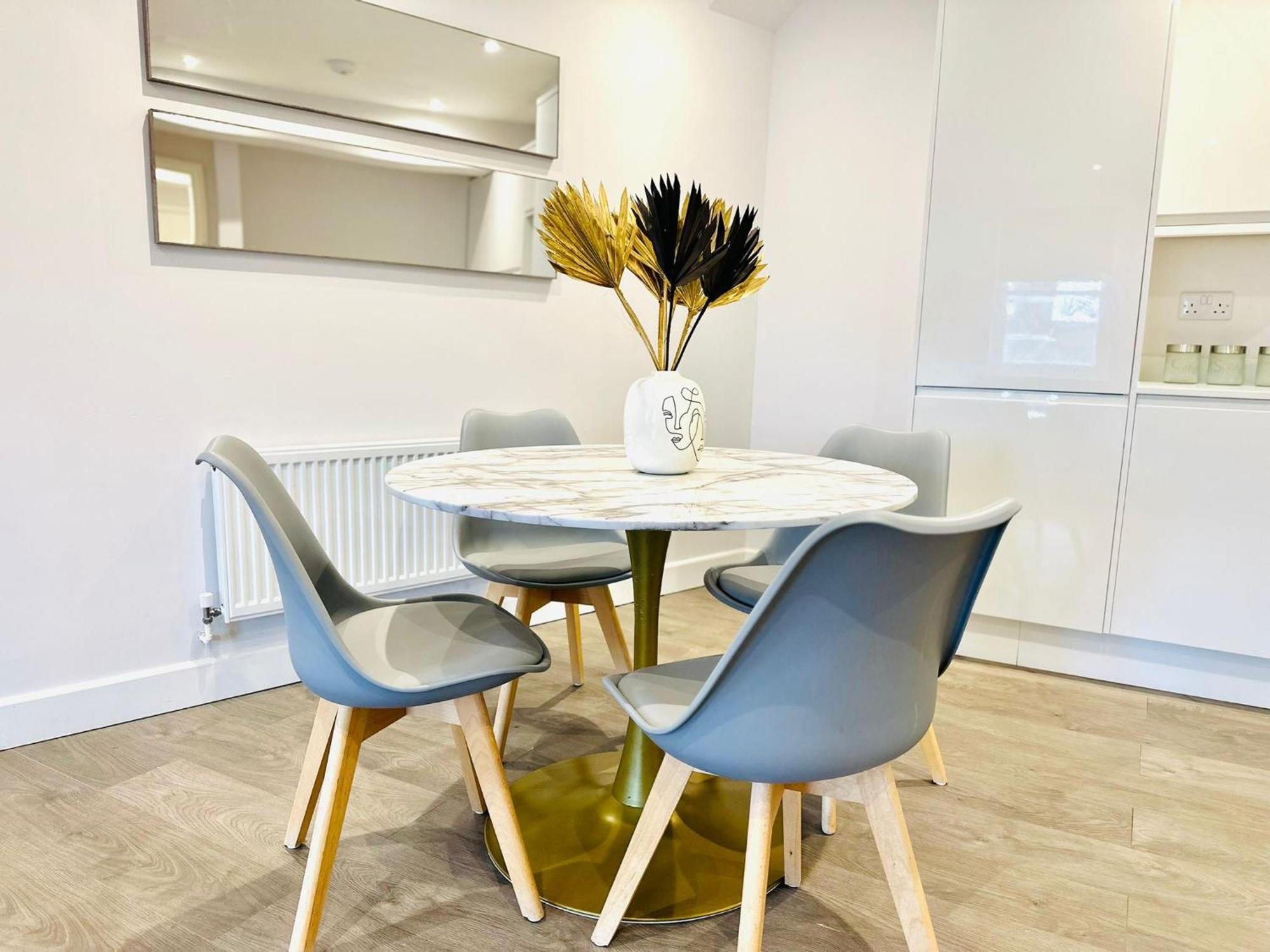 Apartment Spacious - 5 Min Walk To Beach